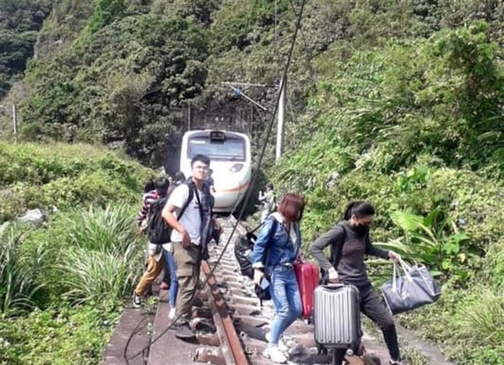 臺鐵太魯閣列車花蓮出軌，卡隧道現場畫面曝光。（圖／翻攝自花蓮同鄉會）