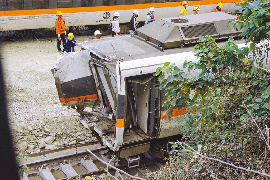 臺鐵太魯閣號事故列車，嚴重破損的第7節車廂6日下午拖出隧道，第8節車廂幾乎成廢鐵，工程人員還在想辦法拖出。（王志偉攝）