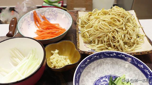 怪不得飯店的涼拌豆腐皮好吃，原來多加了這幾樣調料，長見識了