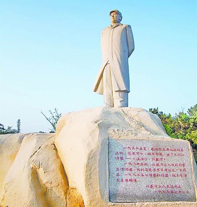 1954年毛主席去北戴河看日出，哨兵半山舉槍攔住：你們是何人