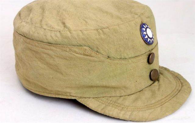 抗戰時期，八路軍的軍帽上都縫有兩粒紐扣，不要以為只是裝飾用的