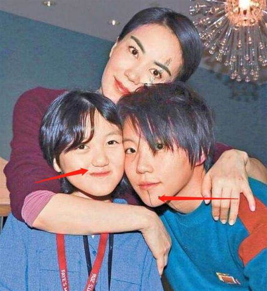 王菲女兒李嫣越長越奇怪，自信當美妝博主，不愧是天后的女兒