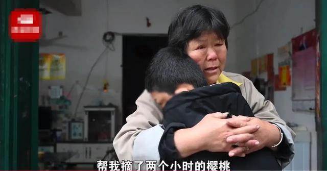 11歲面部燒傷男孩，戴奧特曼面具賣櫻桃：我們每個人都是英雄