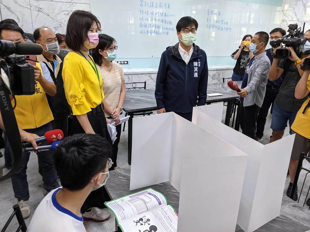 國中會考將登場，高雄巿長陳其邁13日到三民高中視察。（曹明正攝）