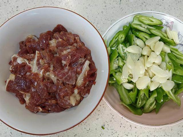 湖南人辣椒炒肉的家常做法，秘訣就在于這個小技巧，超級好吃下飯