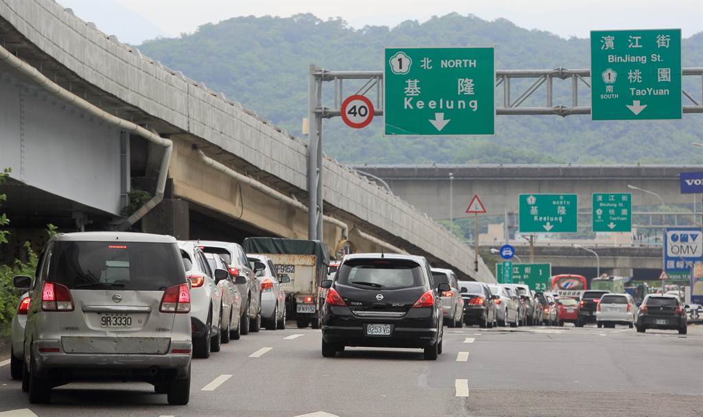 端午連假首日，高速公路局祭出「最嚴管制」，不只返鄉民眾，連物流、通勤者都塞在高速公路匝道口，引發民眾抱怨連連。（張鎧乙攝）