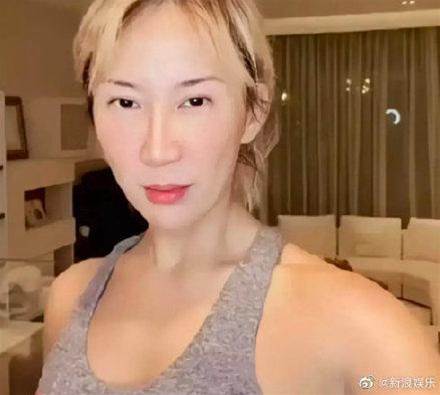 46歲李玟素顏照曝光，網友驚呼：一下老了20歲，判若兩人