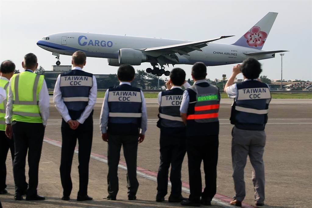 美國捐贈臺灣250萬劑莫德納疫苗，於20日下午4時30分抵達桃園機場。（陳麒全攝）