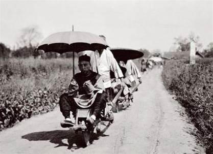 坐著獨輪車的男子，還打太陽傘；蘇姆式雙翼飛機，引來群眾圍觀