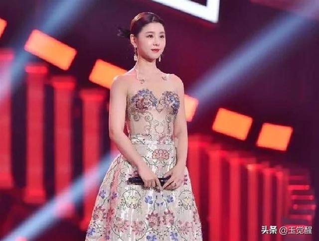 李小萌才是凍齡女神，35歲穿公主裙登臺表演，嫩出00后的氣質