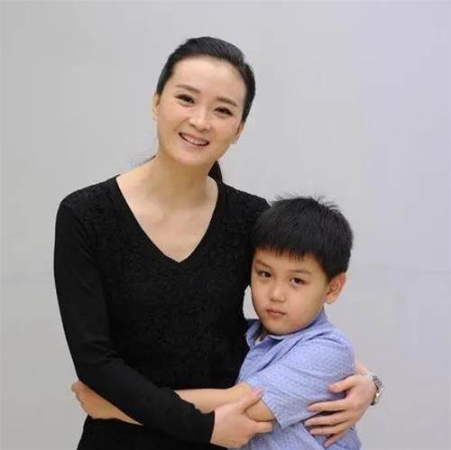 “委屈媳婦”王艷：嫁大12歲富豪，被兒子罵豬頭，46歲發福顯老