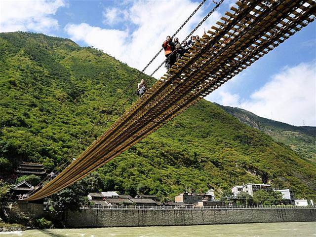 三百年前的古人，是如何將40噸鐵索建在大渡河之上，僅一年就建好