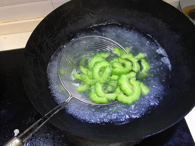 夏至要多吃苦瓜，教你美味苦瓜湯做法，毫無苦味，兩大碗都不夠喝