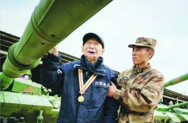 失明老兵隱姓埋名71年，竟是抗日英雄，軍隊派出六輛坦克迎接他