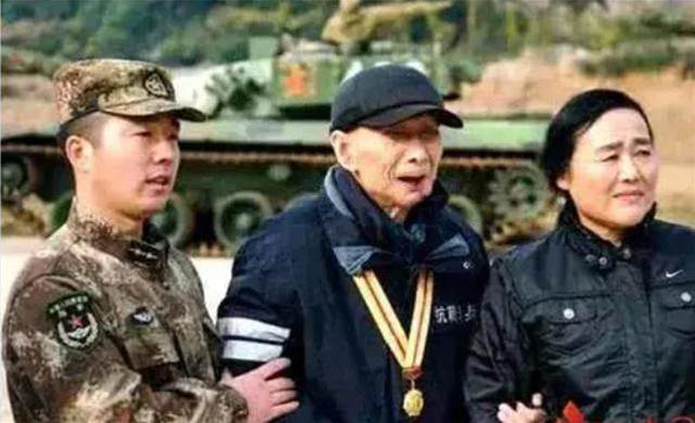 失明老兵隱姓埋名71年，竟是抗日英雄，軍隊派出六輛坦克迎接他