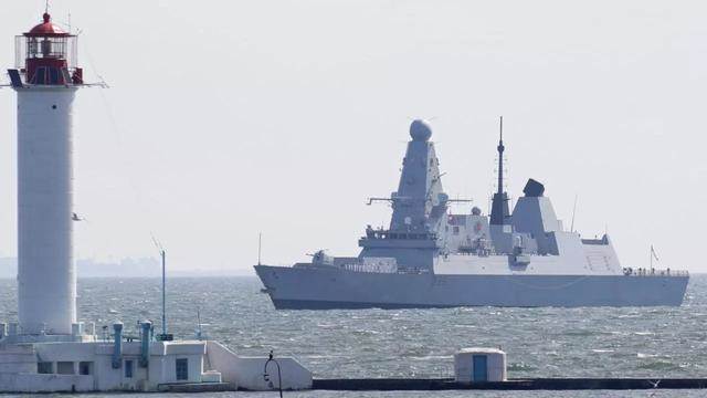 俄高官警告：英艦膽敢再次挑釁，俄直接炸船，美艦灰頭土臉撤退