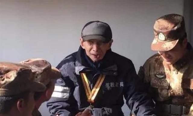 失明老兵隱姓埋名71年，竟是抗日英雄，軍隊派出六輛坦克迎接他