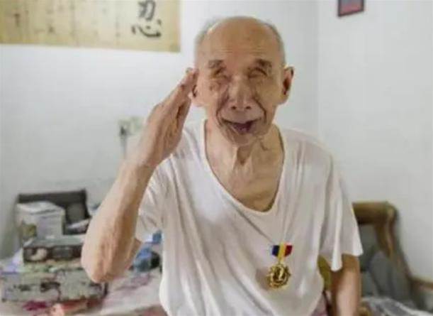 失明老兵隱姓埋名71年，竟是抗日英雄，軍隊派出六輛坦克迎接他