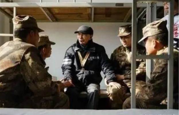 失明老兵隱姓埋名71年，竟是抗日英雄，軍隊派出六輛坦克迎接他