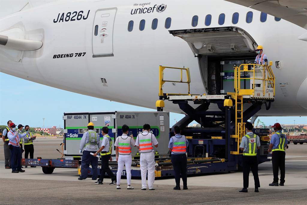 日本捐贈的97萬劑AZ疫苗在15日中午13時54分抵達桃園機場。（圖／本報系資料照）