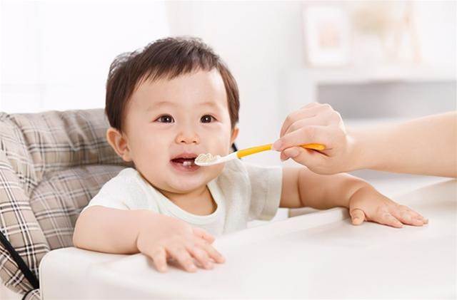 世衛組織：孩子一歲后吃大人飯？兒科醫生：前提要滿足4個條件