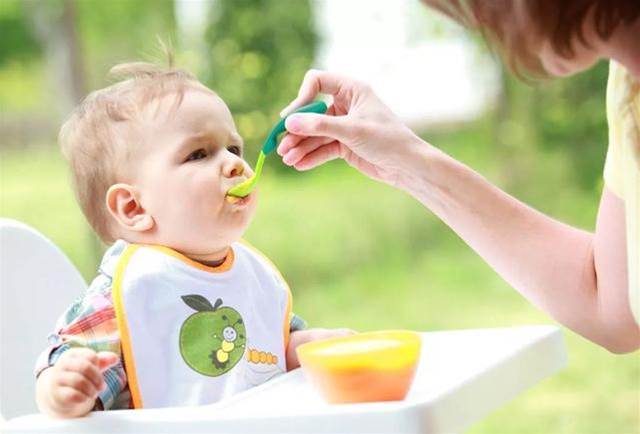 世衛組織：孩子一歲后吃大人飯？兒科醫生：前提要滿足4個條件