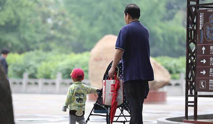 “姥姥帶娃，爸媽不管”，已成社會趨勢，其中利弊父母要早知道