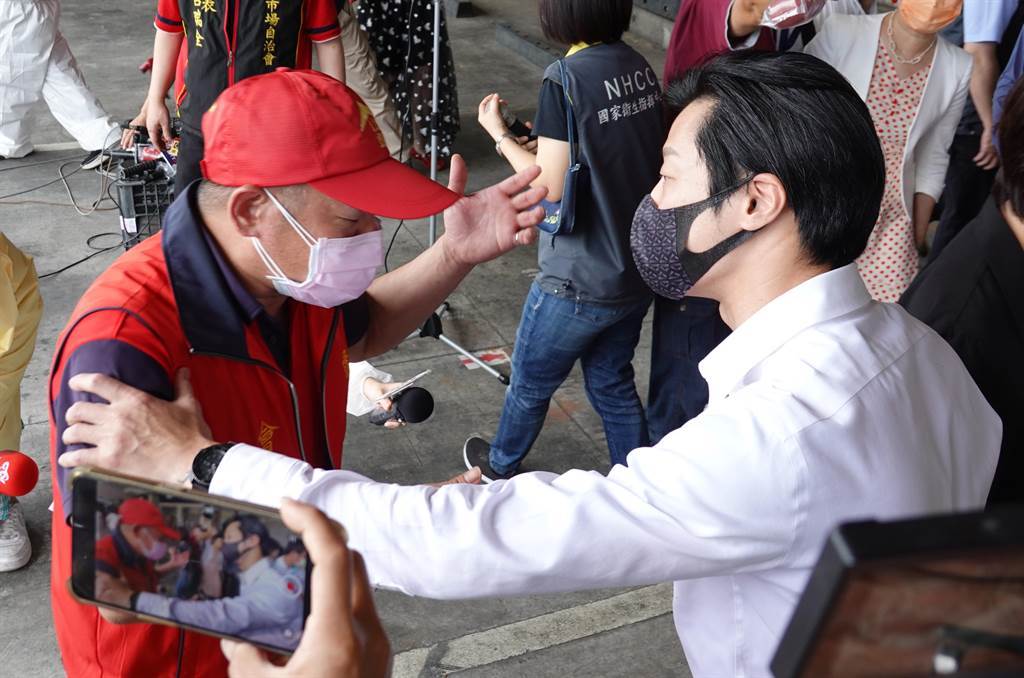 立委林昶佐（右）在官員視察時發言嗆臺北市長柯文哲防疫作為，遭環南市長自治會會長林勝東（左）反嗆引發民怨，面臨罷免危機，中選會10日宣布罷免案的第一階段通過。（資料照，姚志平攝）