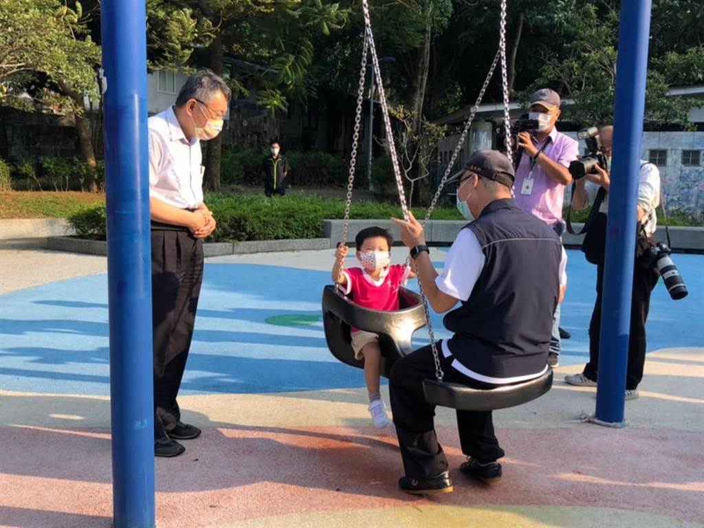 臺北市長柯文哲今視察象山公園開放情形及防疫措施。（楊亞璇攝）