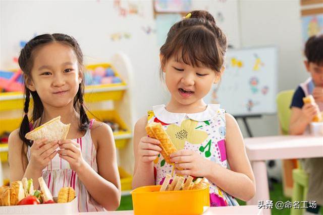 女孩起名，腳踏祥云，七彩紛呈的女寶寶名字大全