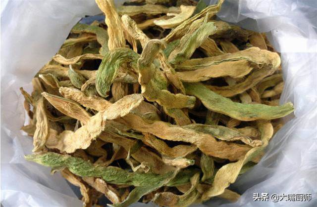 遇到這菜我買50斤，營養比牛奶高，曬干保存，留到冬天燒肉特解饞