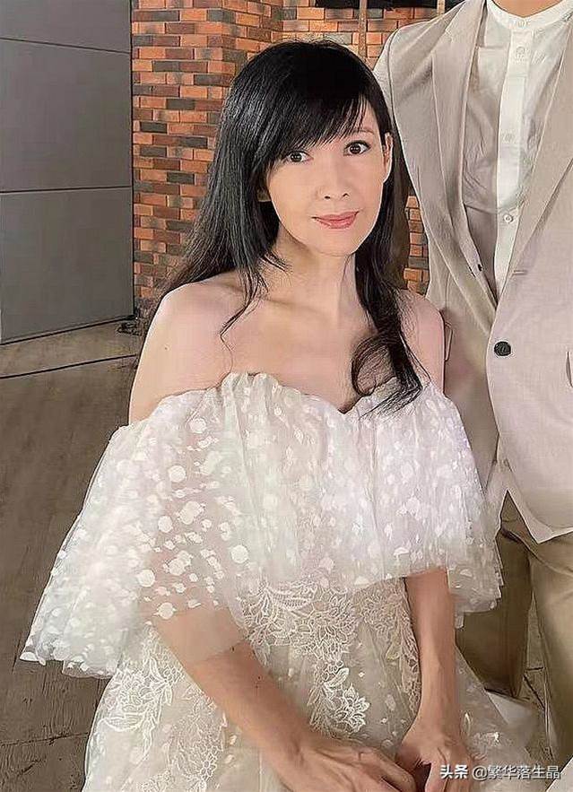 53歲周慧敏近照曝光，一襲白裙顯年輕，和倪震結婚13年沒生孩子