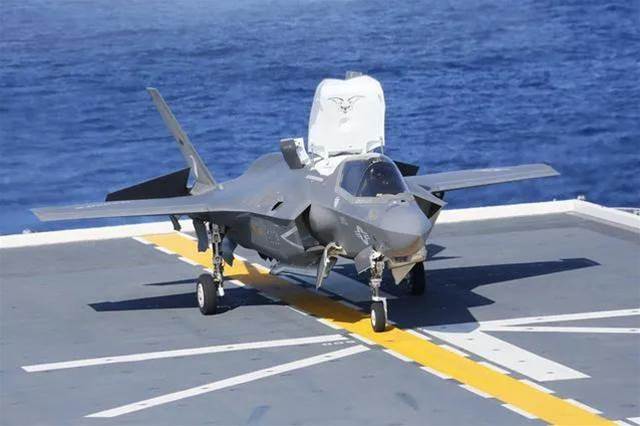 日本航母登場，F35B戰機出云號起降，直升機航母成身真正的航母