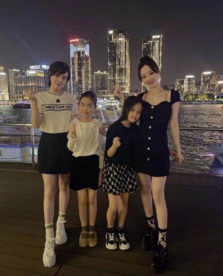 李小璐攜女兒與友聚會，甜馨屈膝摟媽媽腰，母女默契比心太有愛