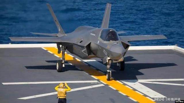 日本航母登場，F35B戰機出云號起降，直升機航母成身真正的航母