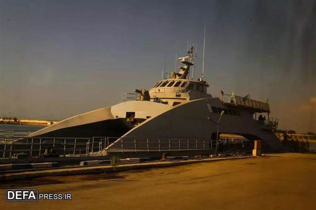 伊朗海軍雙體軍艦