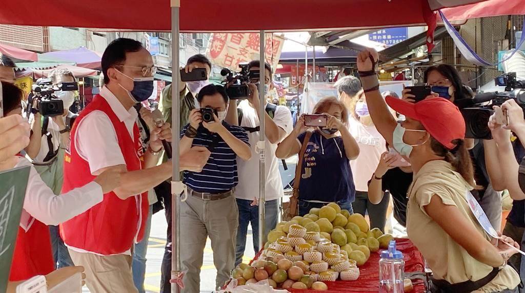 臺中立委陳柏惟罷免投票倒數，圖為國民黨主席朱立倫（左1）參加刪Q總部烏日公有市場街頭宣講活動。（中時資料照，陳淑芬攝）