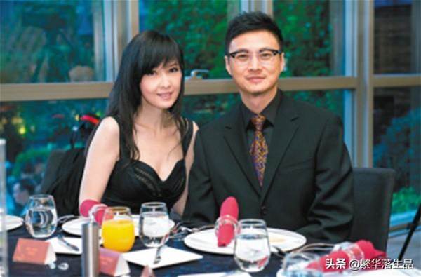 53歲周慧敏近照曝光，一襲白裙顯年輕，和倪震結婚13年沒生孩子