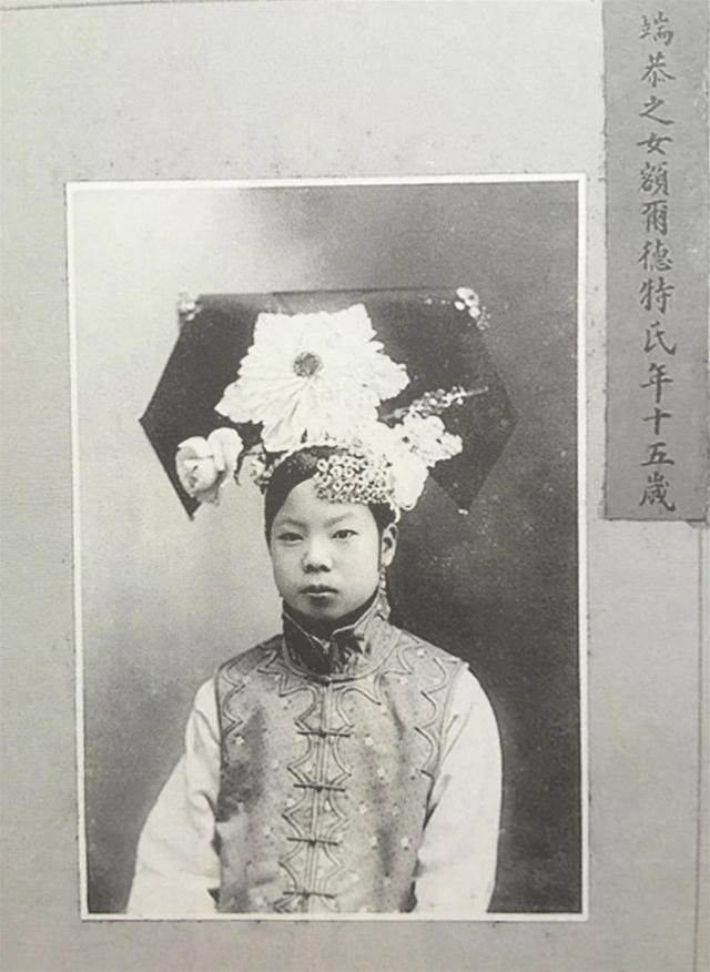 1953年，清潔工劉振東的妻子因病去世，臨終遺言：我曾是末代皇妃