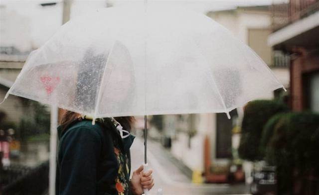 適合發朋友圈的下雨天說說 看，天在下雨；聽，心在哭泣