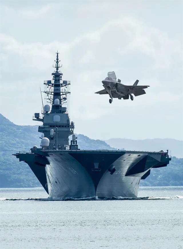 日本航母登場，F35B戰機出云號起降，直升機航母成身真正的航母