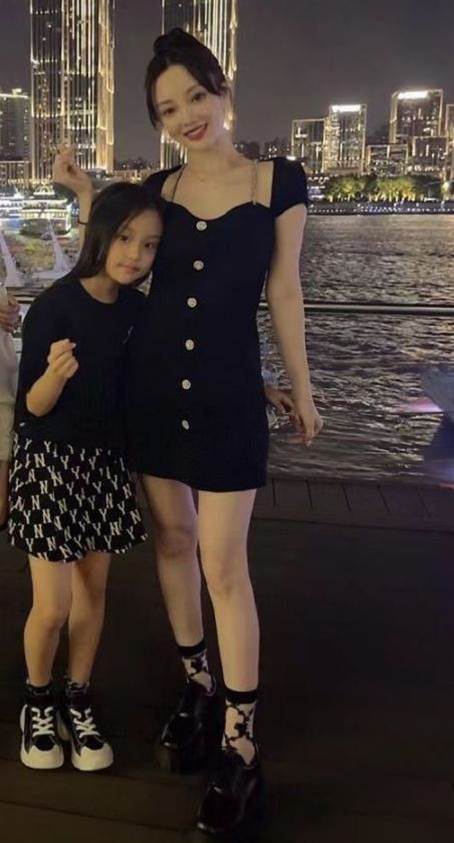 李小璐攜女兒與友聚會，甜馨屈膝摟媽媽腰，母女默契比心太有愛