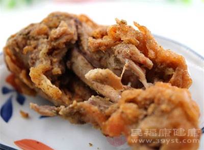 孕媽媽在避免食用太多的油炸食品和甜食