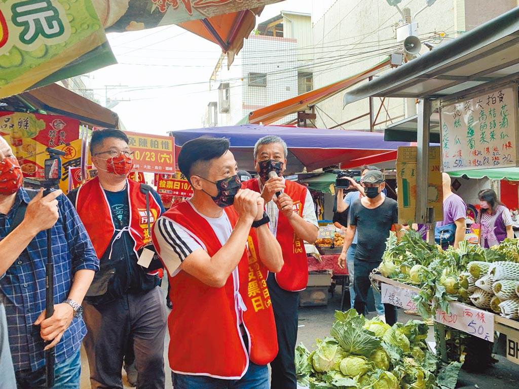 圖為臺北市議員李明賢（右二）、媒體人董智森（右一）日前到臺中力挺刪Q總部，呼籲民眾用選票換掉不好的立委。（林欣儀攝）