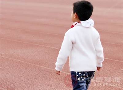 如果兒童總是尿床，此時可以通過治療遺尿癥的藥物進行改善