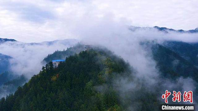 “隴右名山”興隆山秋日云海翻騰繚繞山間