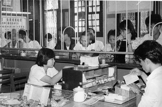 1980年，婦女攜3斤黃金到銀行換錢，兩卡車警力立即搜查其住所