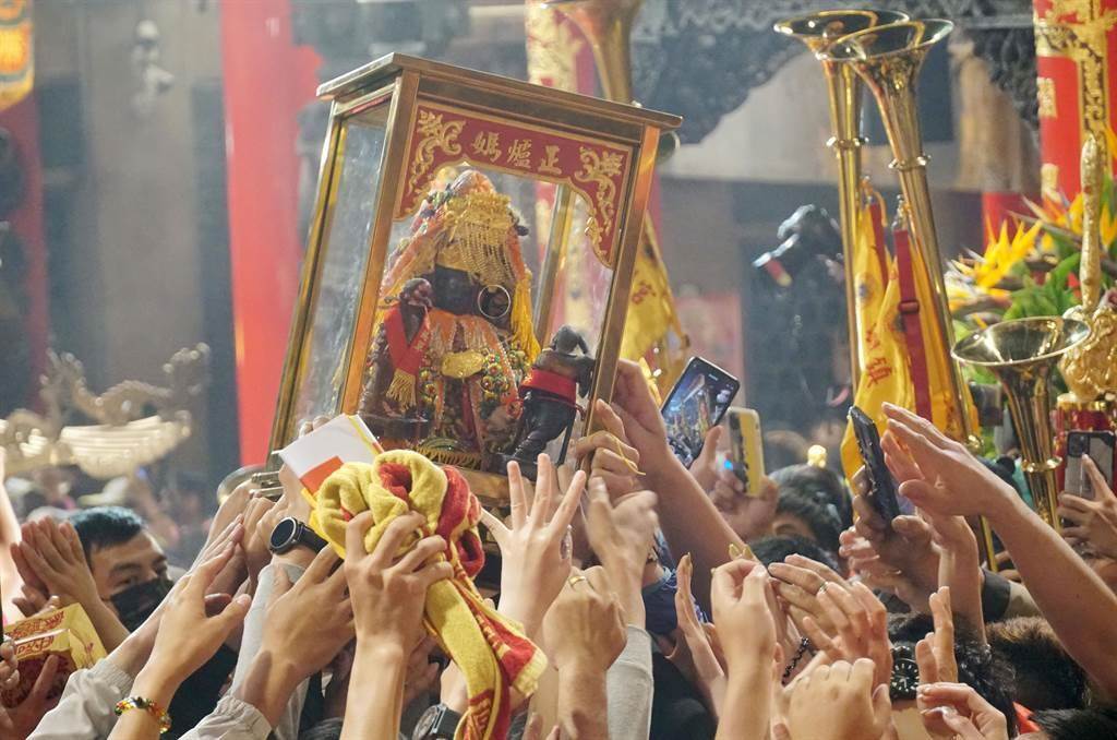 大甲媽祖遶境回鑾鎮瀾宮，信眾擠爆。（黃國峰攝）