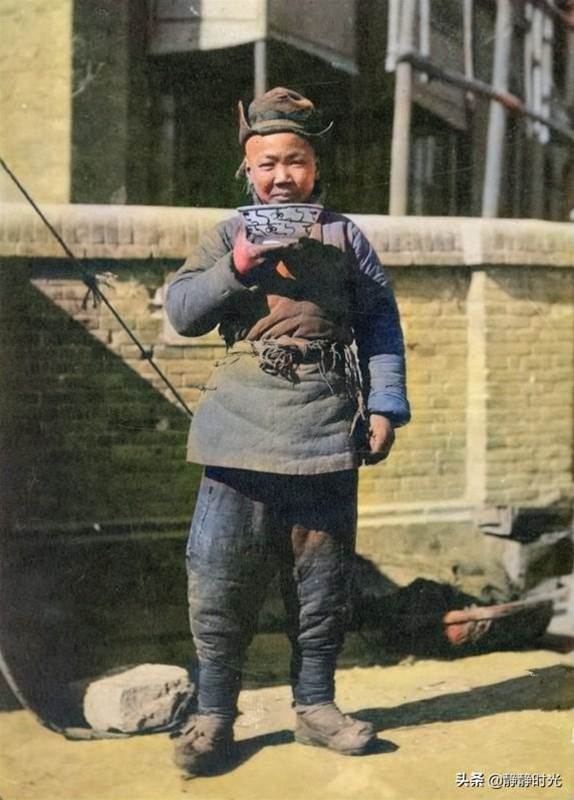 晚清老照片：男子酷似郭德綱，洋人拿刀叉吃中餐，汽車開到頤和園