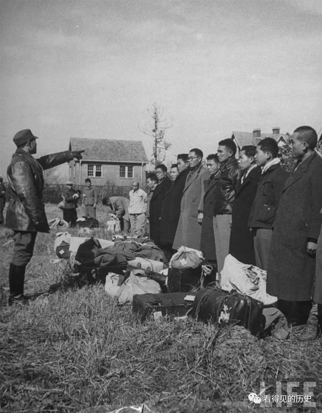 老照片 抗戰勝利后被遣返的日本人 脫褲子檢查